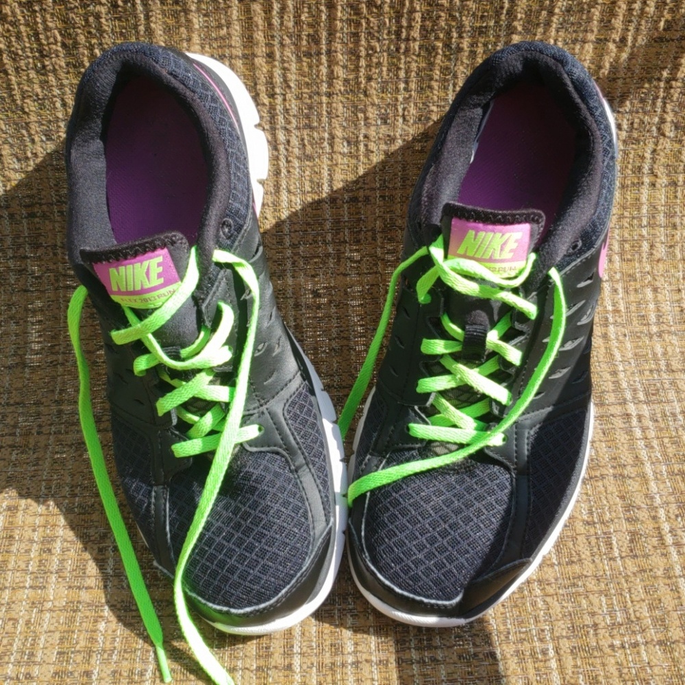 "SOLD" Women's Nike Shoes - Picture 1 of 7